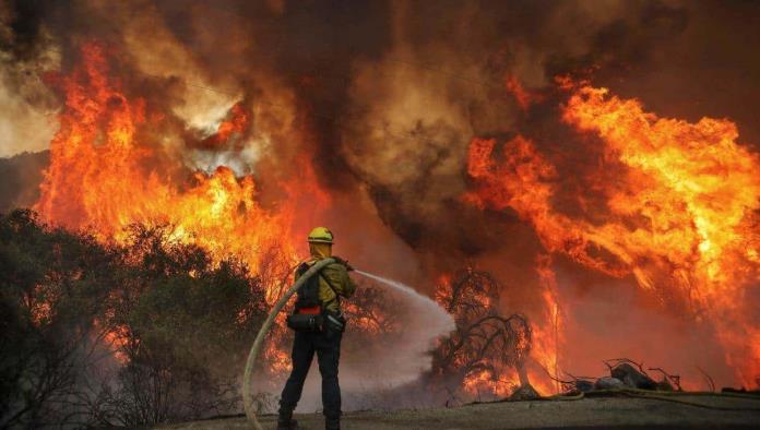 California en llamas; Caldor lleva una semana ardiendo