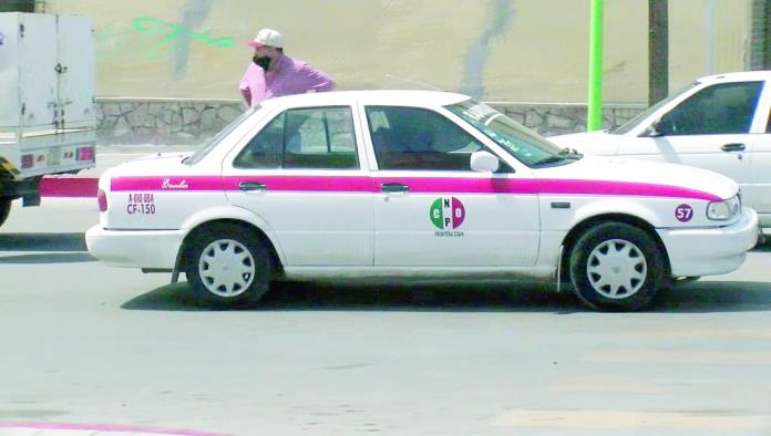 Frontera: Intentan plaquear taxis viejos